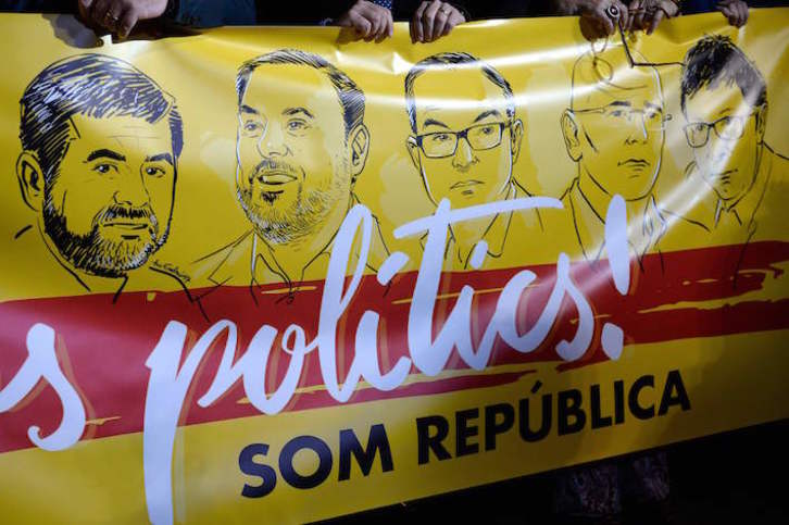 Espetxean dauden kontseilarien askatasuna eskatzeko pankarta. (Josep LAGO/AFP)