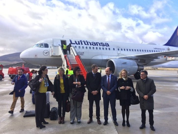 Imagen del primer vuelo de Lufthansa aterriza en Noain con el vicepresidente Ayerdi. (GOBIERNO DE NAFARROA)