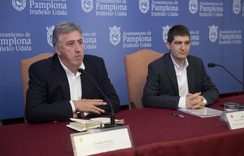 Aritz Romeo, nuevo concejal de Transparencia, Innovación y Política Lingüística, en una comparecencia junto al alcalde. (Iñigo URIZ / ARGAZKI PRESS)