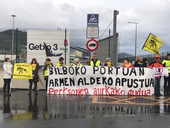 Protesta de Ongi Etorri Errefuxiatuak en el puerto de Bilbo.