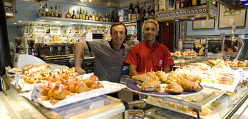 Cafe Bar Bilbao tabernako Mikel Martinez eta sukaldaria.