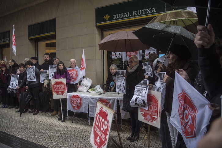 Imagen de archivo de una movilización de Stop Desahucios en Donostia. (Jagoba MANTEROLA/FOKU)