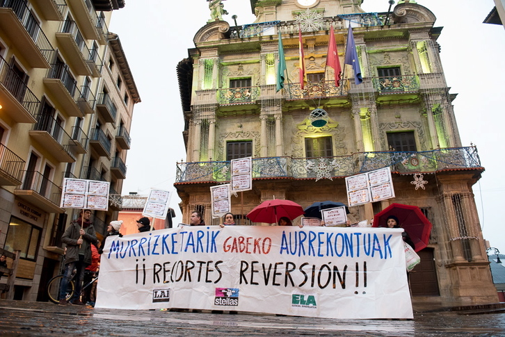 Concentración de los sindicatos en la plaza del Ayuntamiento de Iruñea. (Iñigo URIZ/ARGAZKI PRESS)