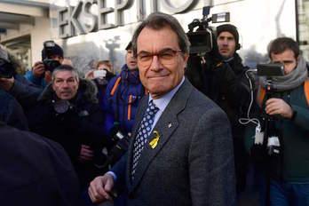 Artur Mas, a las puertas del Supremo, donde ha acudido a arropar a los consellers y a los Jordis. (Pierre-Philippe MARCOU/AFP)