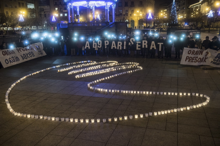 Un mosaico de velas llama desde Iruñea a acudir a París. (Jagoba MANTEROLA / ARGAZKI PRESS)