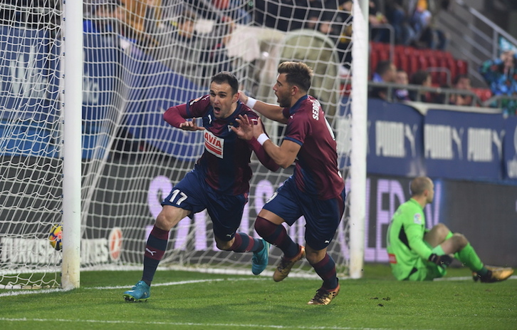 Kike García celebra el primer gol del partido. (Jon URBE/ARGAZKI PRESS)