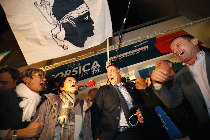 Los nacionalistas celebran la victoria electoral. (Pascal POCHARD-CASABIANCA/AFP)