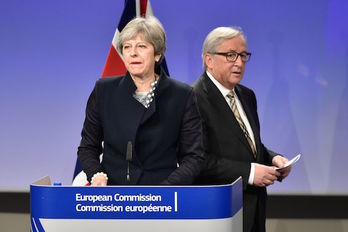 La primera ministra británica, Theresa May, y el jefe del Ejecutivo comunitario, Jean-Claude Juncker. (John THYS/AFP)