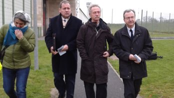 Jose Bové, Vincent Bru y Max Brisson, a su salida de la prisión de Réau. (@Maite_Ubiria)