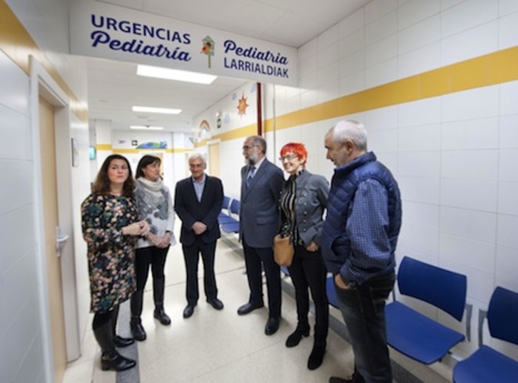 El consejero Domínguez visita la zona propia de urgencias pediátricas del centro San Martín. (GOBIERNO DE NAFARROA)