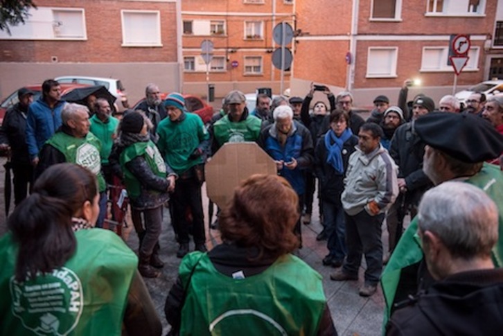Personas concentradas para evitar un desahucio en Arrosadia. (Iñigo URIZ/ARGAZKI PRESS)