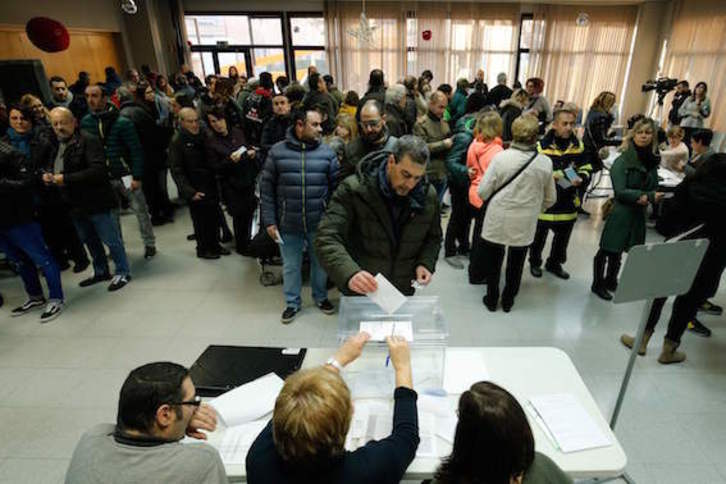 Un colegio electoral de Vic, a primera hora de la mañana. (Pau BARRENA/AFP)