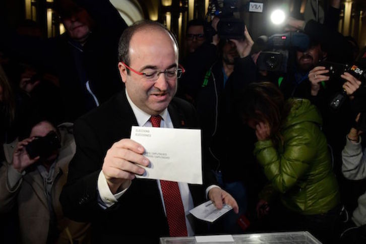 Miquel Iceta, depositando su voto este jueves. (Javier SORIANO / AFP)