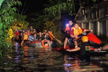 Labores de rescate. (Manman DEJETO/AFP)