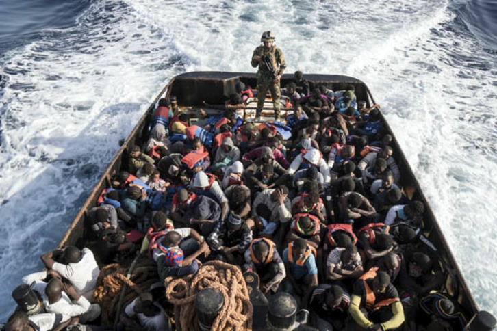 Un guardacostas libio controla el rescate de 147 inmigrantes que intentaban llegar a Europa. (Taha JAWASHI)