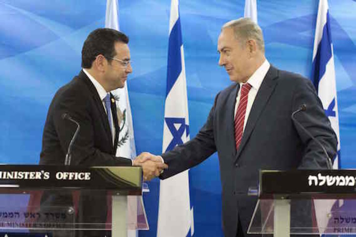 Los mandatarios de Guatemala e Israel, Morales y Netanyahu, durante un encuentro en noviembre de 2016. (Abir SULTAN/AFP)
