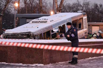 El autobús ha quedado empotrado en las escaleras de una estación de metro de Moscú. (Vasily MAXIMOV/AFP)