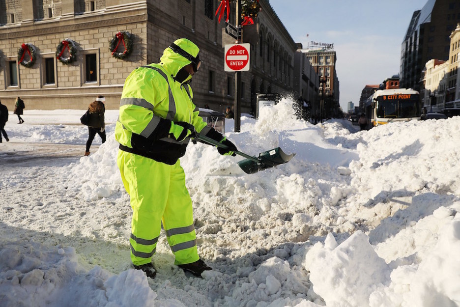 Un operario quita nieve en Boston. (SPENCER PLATT / AFP)