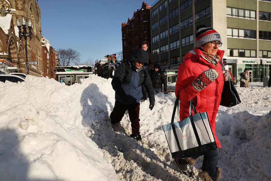 Viandantes camina entre la nieve en las calles de Boston. (SPENCER PLATT / AFP) 