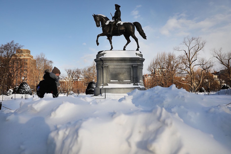 Una persona pasa junto a la estatua de George Washington en Boston. (SPENCER PLATT / AFP)  