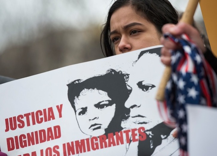 Una joven participa protesta frente a la Casa Blanca contra la retirada del TPS. (Andrew CABALLERO-REYNOLDS/AFP) 