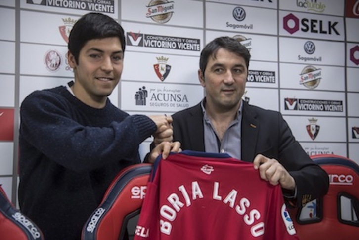 El nuevo jugador rojillo Borja Lasso posa junto a Braulio en su presentación. (Jagoba MANTEROLA/ARGAZKI PRESS)
