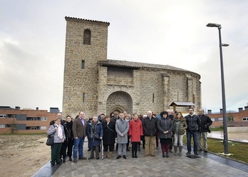 La presidenta Barkos, el alcalde de Sarriguren, Alfonso Etxeberria y autoridades del Ayuntamiento de Eguesibar posan ante la vieja iglesia. (GOBIERNO DE NAFARROA)