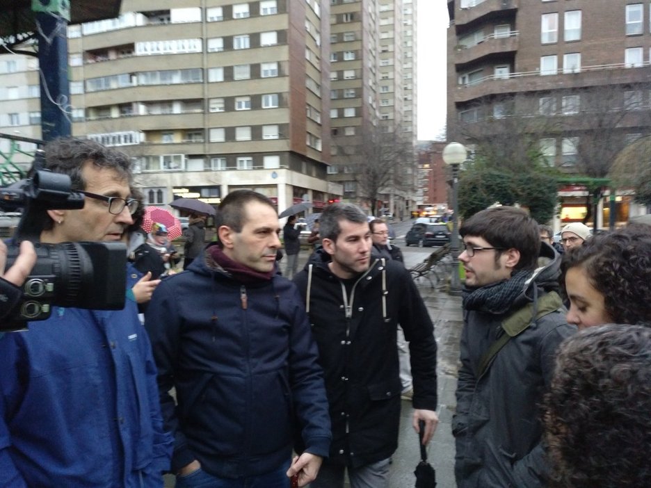 Andeka Larrea, Nagua Alba y Lander Martinez de Elkarrekin Podemos con Arkaitz Rodriguez (Sortu) al inicio de la marcha.