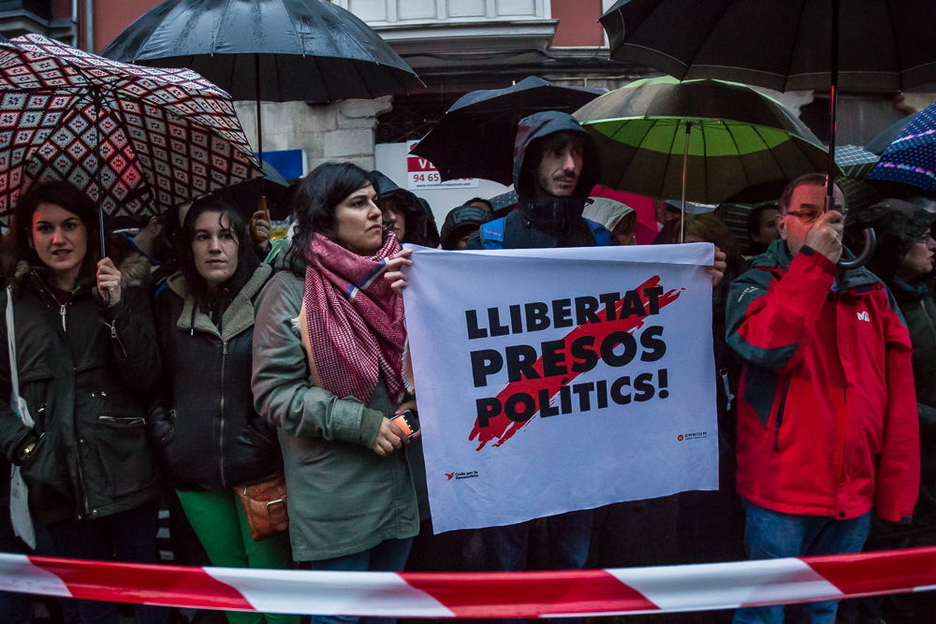 «Llibertat presos politics» Kataluniako eta Euskal Herriko aldarriek bat egin dute gaur. (Aritz LOIOLA | ARGAZKI PRESS)