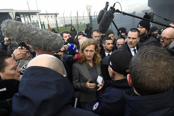 La ministra francesa de Justicia, Nicole Belloubet, ayer, en la cárcel de Vendin-le-Vieil. (François  LO PRESTI/AFP)
