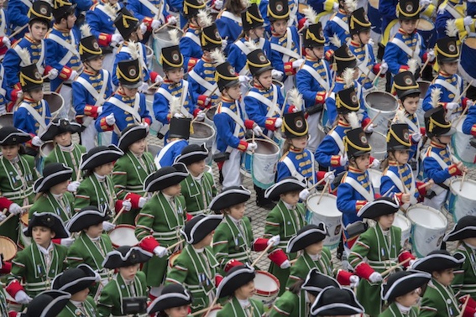 49 konpainiatan banatuta, ia 5.000 haurrek hartu dute parte eguerdiko desfilean. (Juan Carlos RUIZ/ARGAZKI PRESS)