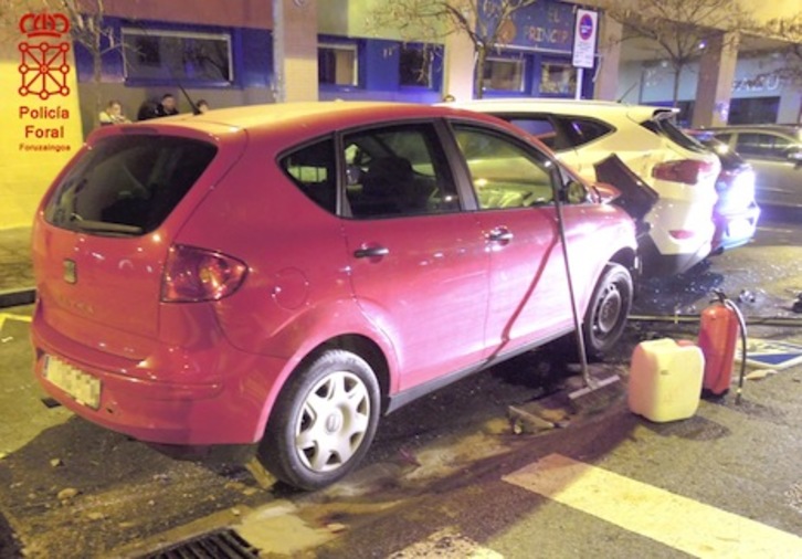 Imagen del coche tras el impacto con otros vehículos aparcados. (POLICIA FORAL)
