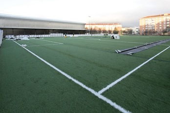 Trabajos de renovación del césped del campo de fútbol ‘El Irati’ de Arrotxapea. (AYUNTAMIENTO DE IRUÑEA)