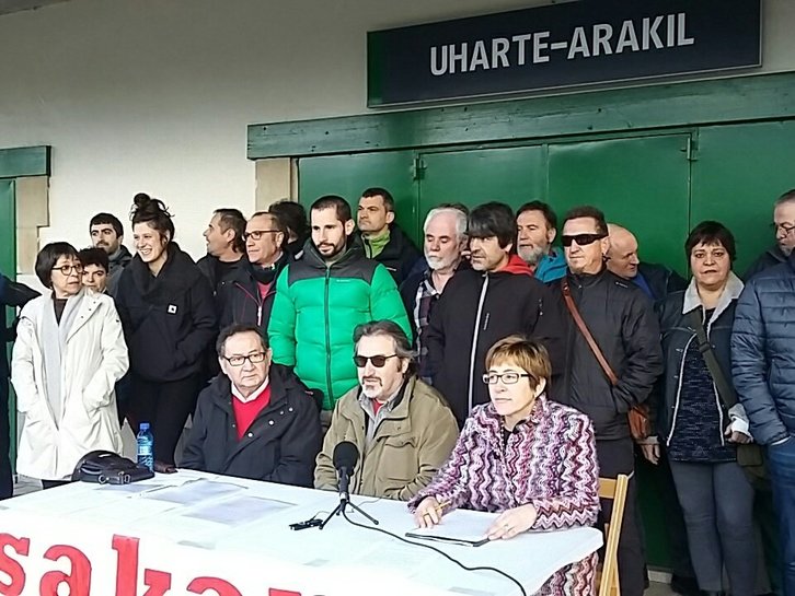 Comparecencia de los vecinos de Sakana en la estación de Uharte Arakil. (@MartxeloDIaz)