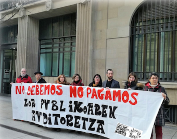 Comparecencia del Parlamento Social ante la Hacienda Foral para denunciar la deuda ilegítma, el pasado lunes. (PARLAMENTO SOCIAL)