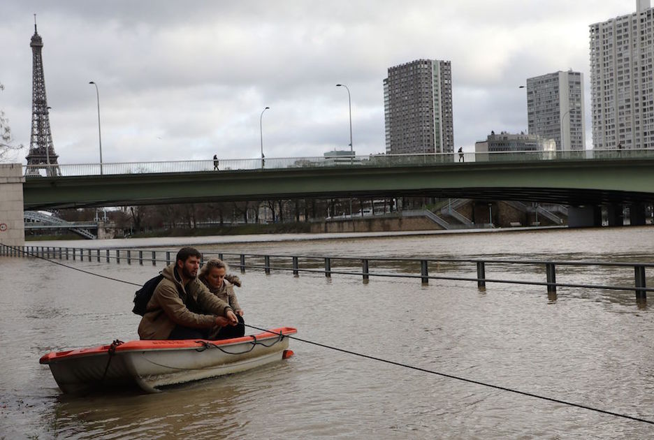 Errepidea, ezkerrean, eta bidegorria daude orain txalupan doazen eremu horretan. (Ludovic MARIN | AFP)