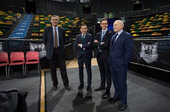 Representantes de Bilbao Basket y BBK en la firma del acuerdo. (@CDBILBAOBASKET)