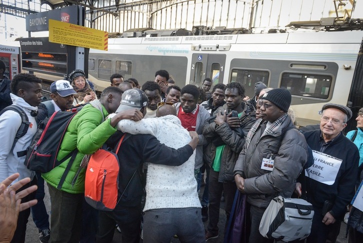 Los migrantes fueron objeto de una cálida despedida el día de su traslado a Pau. (Isabelle MIQUELESTORENA)