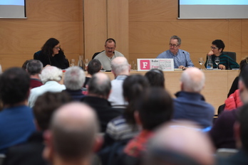 Jon Irazola, de EIPK, ha intervenido en la segunda jornada del Foro Social en Irun. (Jon URBE/ARGAZKI PRESS)