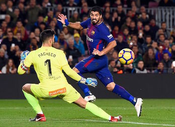 Luis Suarezek egin du Bartzelonaren lehen gola; Messik bigarrena. (Josep LAGO/AFP)