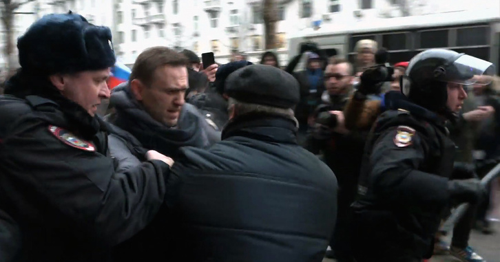 Alexei Navalni, en el momento en que fue detenido por la Policía. (Alexandra DALSBAEK/AFP)