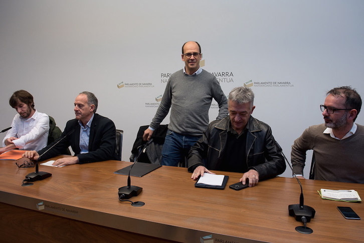 Patxi Zamora ha comparecido arropado por representantes de Podemos. EH Bildu y Geroa Bai. (Iñigo URIZ/ARGAZKI PRESS)