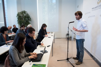 Mikel Buil interviene como portavoz tras la reunión de la Mesa y Junta de hoy. (Iñigo URIZ/ARGAZKI PRESS)