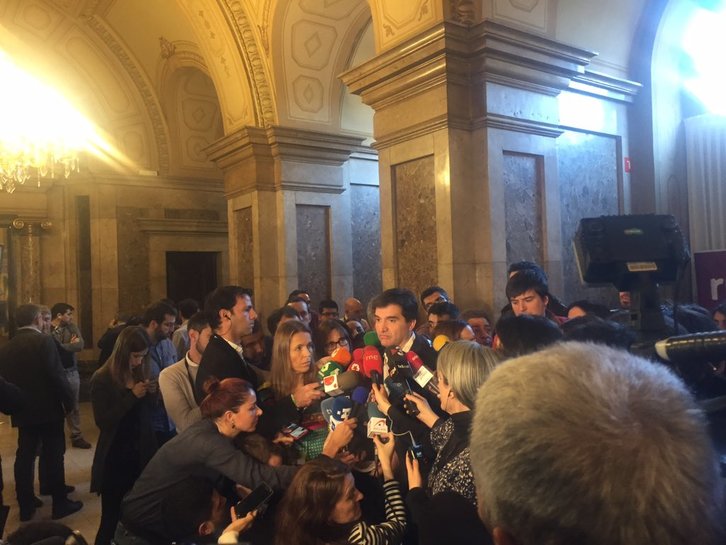 El portavoz de ERC, Sergi Sabrià, ha atendido a los medios en el Parlament. (@iraiaoiarzabal)