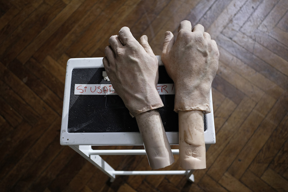 Las enormes manos que realizó Gorka Arregi. (David HERRANZ)