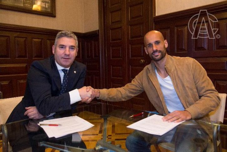 Mikel Rico con Urrutia firmando la renovación. (ATHLETIC CLUB)