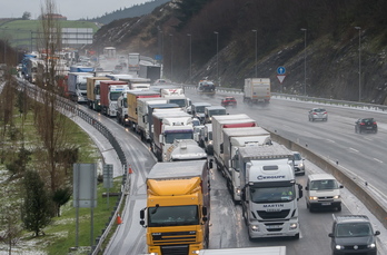 Retenciones en la AP-8 tras una fuerte granizada. (Andoni CANELLADA / ARGAZKI PRESS)