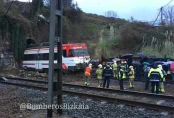 El tren siniestrado en Sestao. (@BomberosBizkaia)