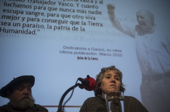 Elías Antón y Zuriñe de la Cueva en la presentación de Justo de la Cueva Dokumentu eta Artxibo Gunea hoy en Iruñea. (Jagoba MANTEROLA/ARGAZKI PRESS)