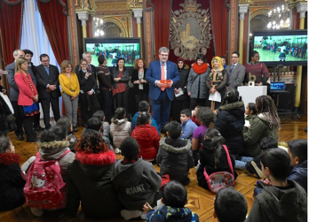 Aburto y otros representantes municipales durante la entrega del premio a la escuela de Miribilla.